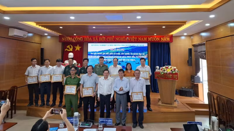 Sở Nông nghiệp và Môi trường Thành phố Hồ Chí Minh khen thưởng các đơn vị hoàn thành xuất sắc nhiệm vụ trong công tác IUU.