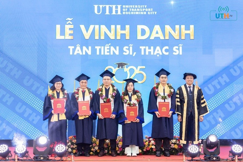 Phó Giáo sư, Tiến sĩ Nguyễn Xuân Phương, Hiệu trưởng nhà trường vinh danh các tân tiến sĩ, thạc sĩ, kỹ sư, cử nhân. (Ảnh: UTH)