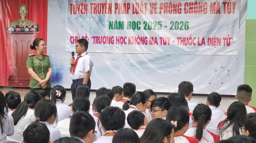 Công an thành phố tuyên truyền về tác hại cho học sinh. (Ảnh: Công an cung cấp)