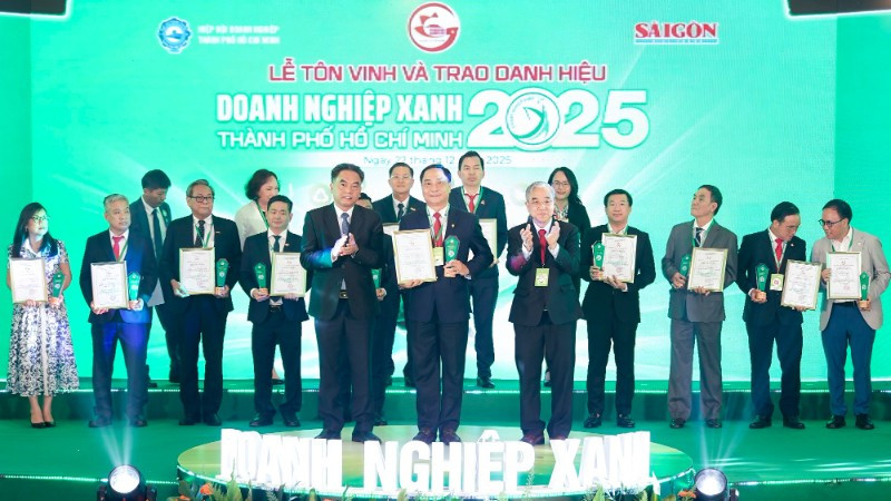 Đại diện lãnh đạo EVNHCMC nhận danh hiệu Doanh nghiệp xanh. 
