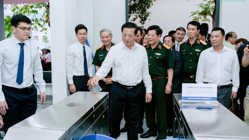 Bộ trưởng Xây dựng Trần Hồng Minh sử dụng thẻ đi tàu thông minh trong phòng mô phỏng tại UTH. (Ảnh: UTH)