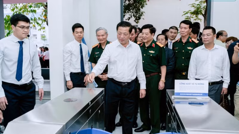 Bộ trưởng Xây dựng Trần Hồng Minh sử dụng thẻ đi tàu thông minh trong phòng mô phỏng tại UTH. (Ảnh: UTH)