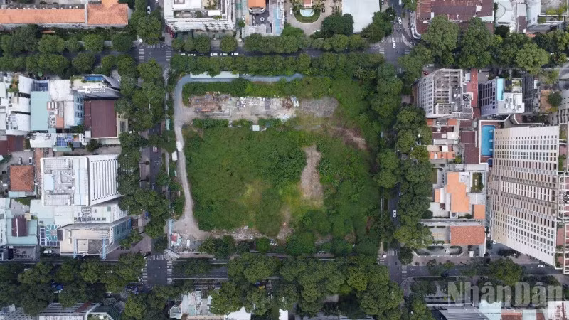 Khu đất tại số 8 Võ Văn Tần, phường Xuân Hòa (dự án Nhà thi đấu Phan Đình Phùng) đã ngừng thi công nhiều năm. (Ảnh: THẾ ANH)