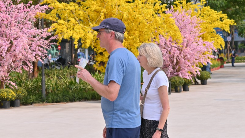 Những vị khách đầu tiên vui chơi, tham quan tại khu đất vừa được cải tạo thành công viên tạm tại trung tâm thành phố.