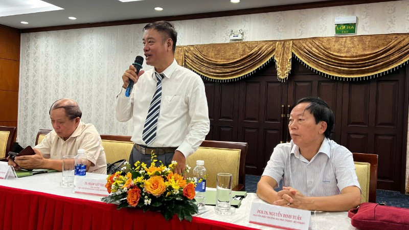 Các đại biểu chủ tọa trao đổi ý kiến với các đại biểu dự tọa đàm.