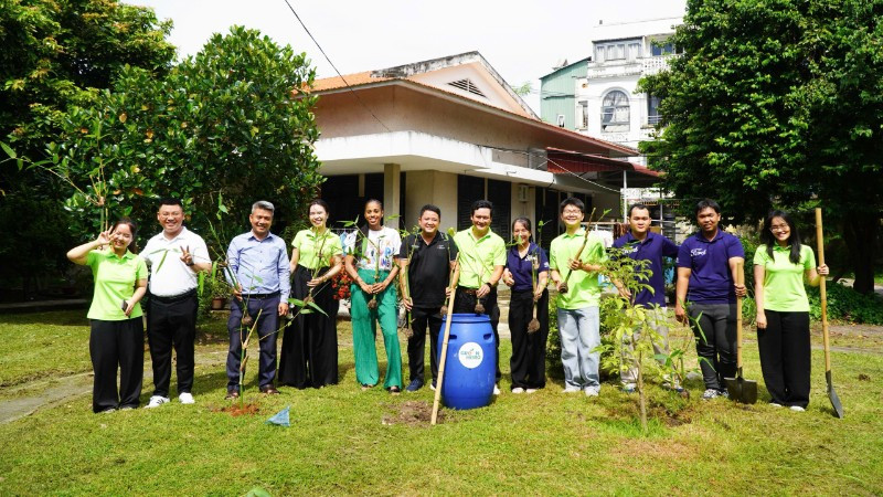 Đại diện các đơn vị, tổ chức trồng tre tại Làng Trẻ em SOS Việt Nam.