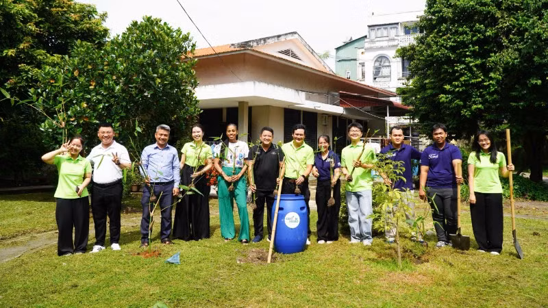 Đại diện các đơn vị, tổ chức trồng tre tại Làng Trẻ em SOS Việt Nam.