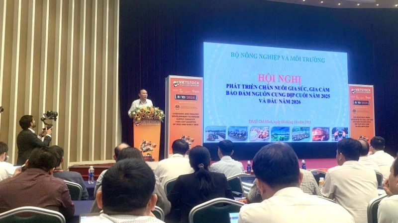 Quang cảnh hội nghị phát triển chăn nuôi gia súc, gia cầm bảo đảm nguồn cung dịp cuối năm 2025 và đầu năm 2026 do Bộ Nông nghiệp và Môi trường tổ chức.