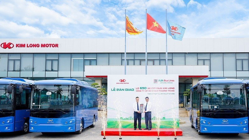 Đại diện hai doanh nghiệp làm lễ bàn giao xe thương hiệu Kim Long (Ảnh: Ban tổ chức cung cấp)