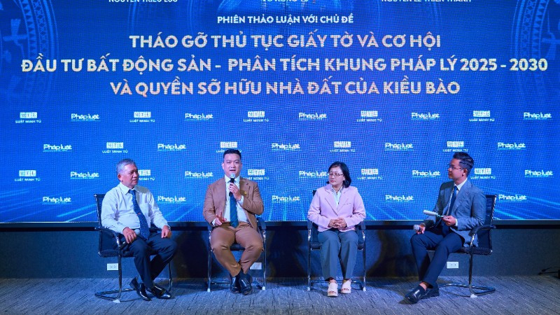 Các diễn giả chia sẻ tại tọa đàm. 