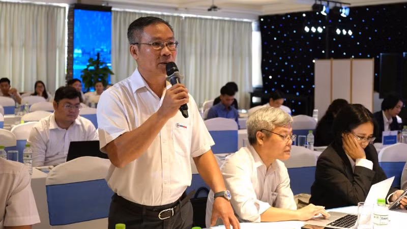 Ông Bùi Trung Kiên, Phó Tổng Giám đốc EVNHCMC trao đổi và thảo luận cùng các đại biểu tại hội nghị.