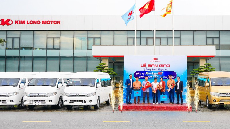 Đại diện Kim Long motor Huế trao xe đến các khách hàng tham gia chương trình (Ảnh: Kim Long)