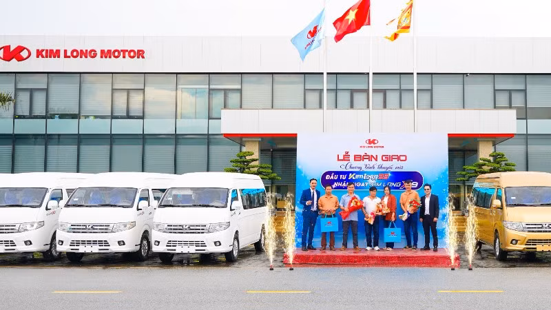 Đại diện Kim Long motor Huế trao xe đến các khách hàng tham gia chương trình (Ảnh: Kim Long)