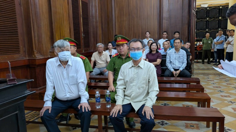 Hai bị cáo Nguyễn Công Khế (trái) và Nguyễn Quang Thông tại phiên tòa.