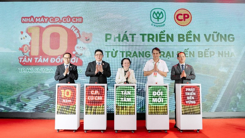 Các đại biểu khởi động nghi thức kỷ niệm “Nhà máy C.P. Củ Chi: 10 năm tận tâm đổi mới, phát triển bền vững từ trang trại đến bếp nhà”.