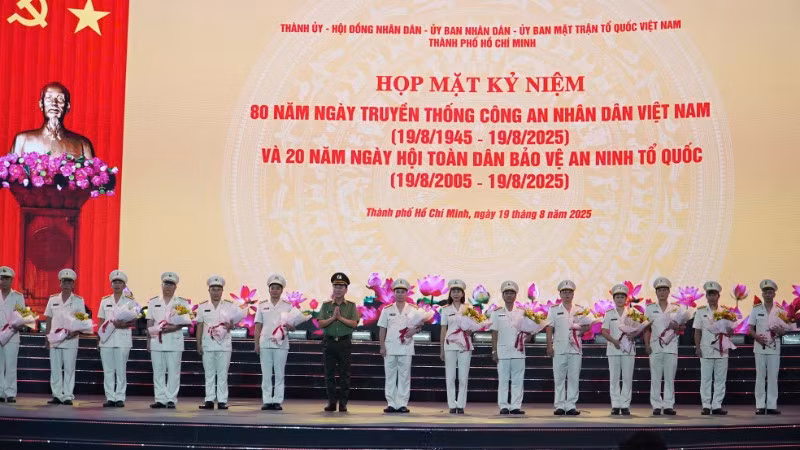 Lãnh đạo Bộ Công an tặng hoa chúc mừng các đơn vị xuất sắc của Công an Thành phố Hồ Chí Minh.