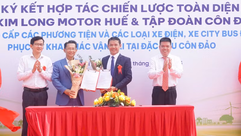Đại diện Ủy ban nhân dân đặc khu Côn Đảo và Sở Xây dựng Thành phố Hồ Chí Minh chứng kiến lễ ký kết giữa Kim Long motor Huế và Tập đoàn Côn Đảo.