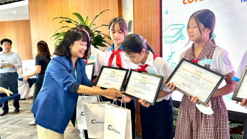 Đại diện lãnh đạo Coteccons trao học bổng, quà cho các em học sinh.