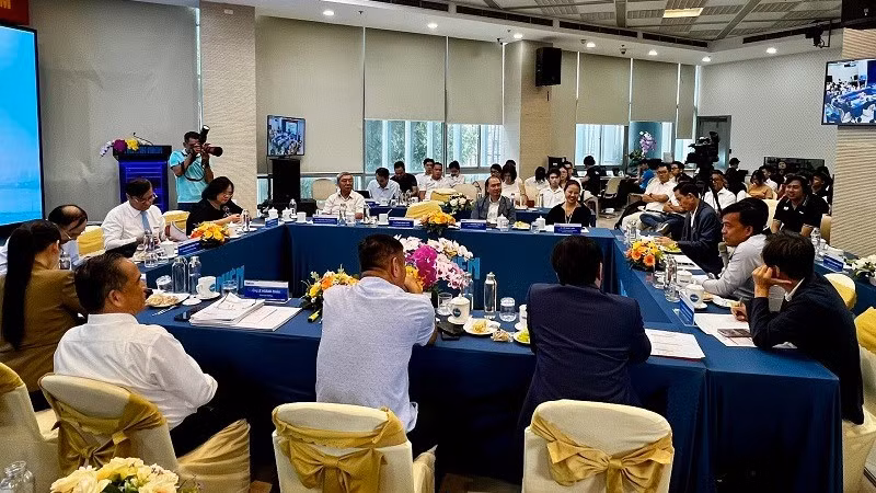 Các đại biểu trao đổi tại hội thảo.