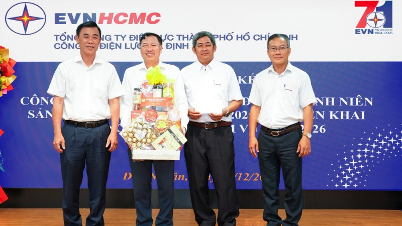 Lãnh đạo Tổng Công ty tặng quà chúc mừng Công ty Điện lực Gia Định.