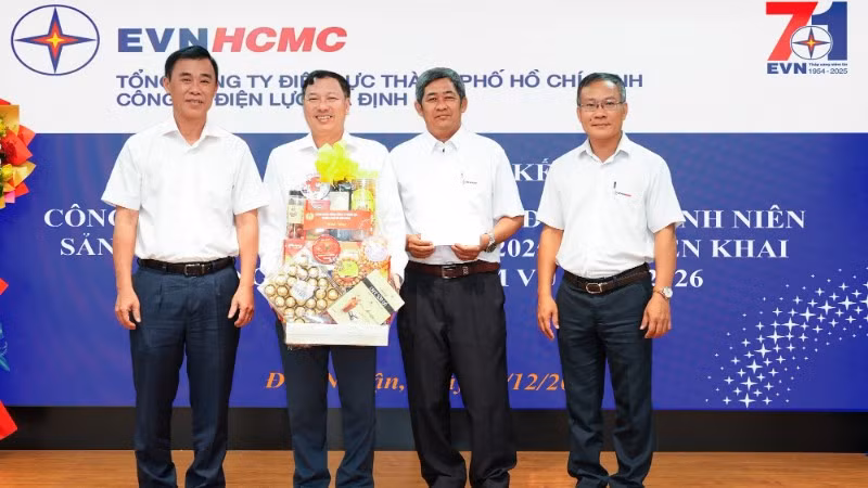 Lãnh đạo Tổng Công ty tặng quà chúc mừng Công ty Điện lực Gia Định.