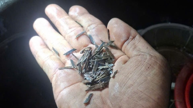 Các miếng sắt được cắt nhọn rải trên đường do cơ quan chức năng thu gom được. (Ảnh: Công an cung cấp)