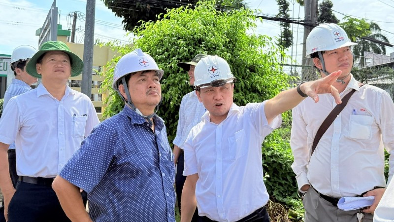 Ông Nguyễn Phước Đức, Tổng Giám đốc Tổng công ty Điện lực miền nam (thứ 2 từ phải sang) kiểm tra tiến độ công trình trên địa bàn tỉnh Vĩnh Long.