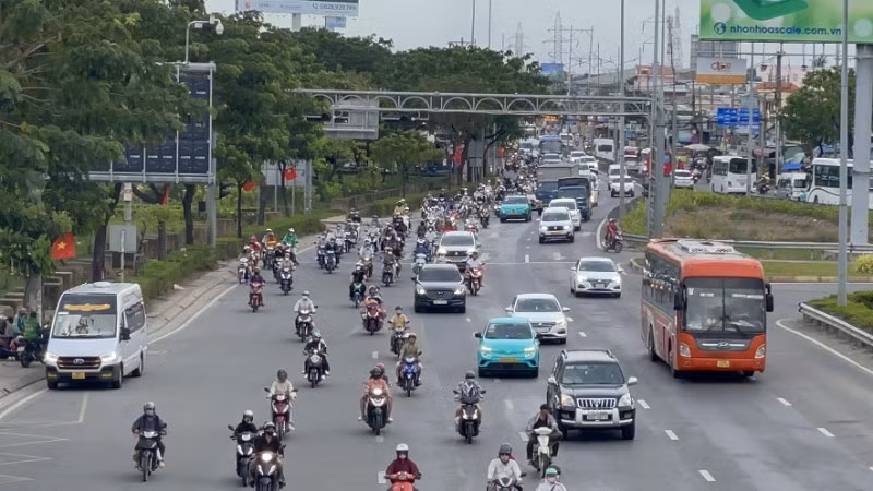Người tham gia giao thông lưu thông trên đường Phạm Văn Đồng.