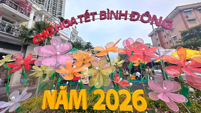 Cổng chào giới thiệu chợ hoa Tết Bình Đông. 