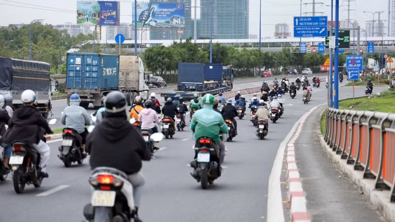 Người dân Thành phố Hồ Chí Minh tham gia giao thông.