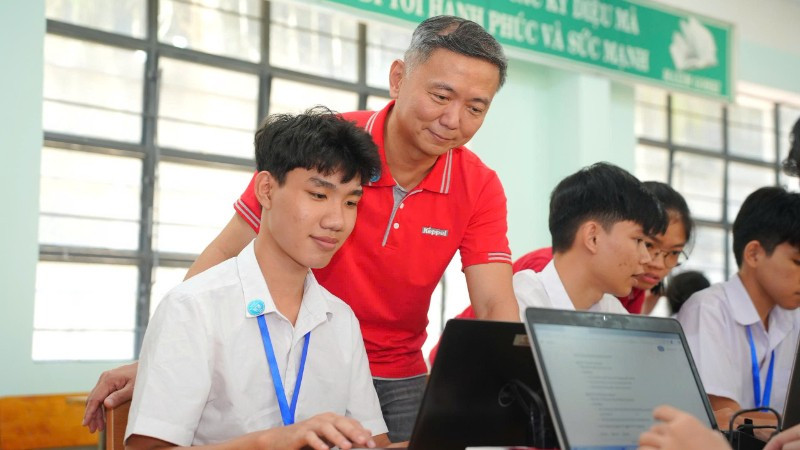 Đại diện Keppel trải nghiệm các thiết bị số cùng các em học sinh Trường trung học phổ thông Nguyễn Huệ A.