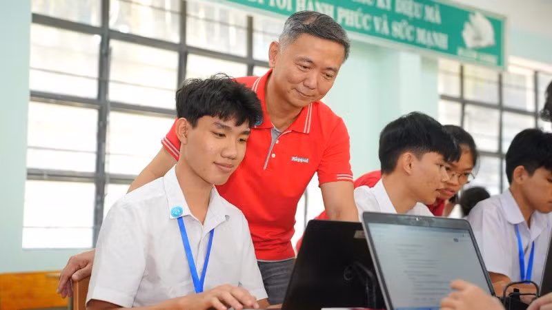 Đại diện Keppel trải nghiệm các thiết bị số cùng các em học sinh Trường trung học phổ thông Nguyễn Huệ A.