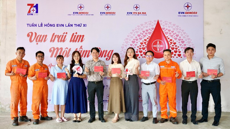 Đông đảo cán bộ, công nhân viên, người lao động Tổng công ty Phát điện 3 tham gia hiến máu.