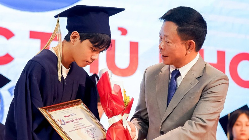 Ban tổ chức trao học bổng "Nâng bước thủ khoa" cho các sinh viên vượt khó học giỏi. 