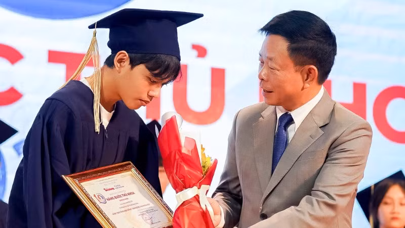 Ban tổ chức trao học bổng "Nâng bước thủ khoa" cho các sinh viên vượt khó học giỏi. 