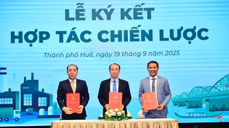 Đại diện các bên ký kết ghi nhớ hợp tác chiến lược xây dựng đô thị di sản-công nghiệp hiện đại.