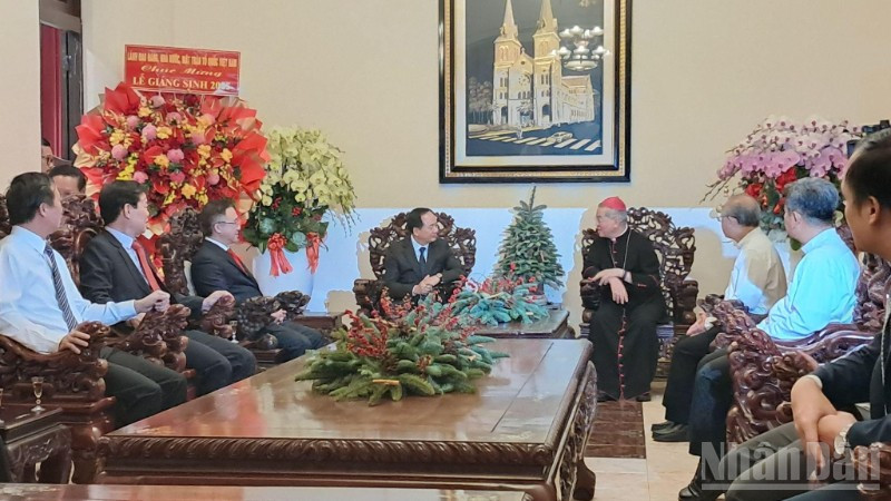 Đồng chí Trịnh Văn Quyết, Bí thư Trung ương Đảng, Trưởng ban Tuyên giáo và Dân vận Trung ương và đoàn công tác thăm, chúc mừng Giáng sinh 2025 Tòa Tổng Giám mục Tổng Giáo phận Thành phố Hồ Chí Minh.