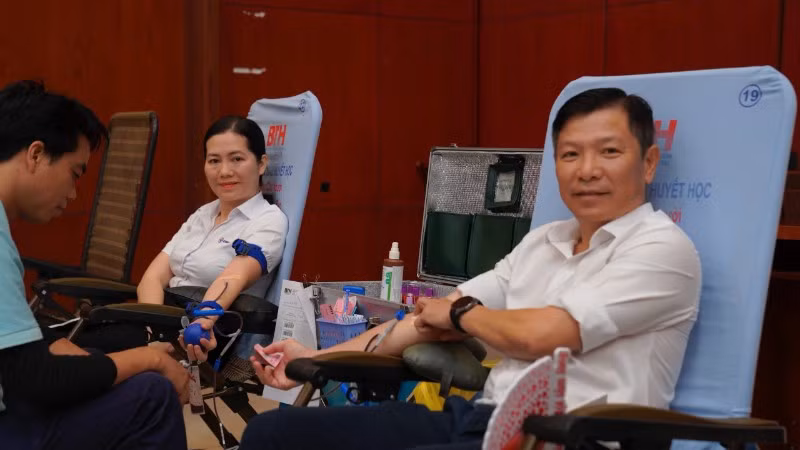 Cán bộ, nhân viên EVNHCMC tham gia hiến máu. 