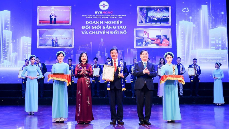 Ông Nguyễn Thanh Nhã, Phó Tổng giám đốc EVNHCMC đại diện EVNHCMC (thứ 3 từ phải qua) thay mặt đơn vị nhận giải thưởng.