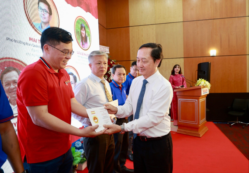 Đồng chí Huỳnh Thành Đạt, Phó Trưởng Ban Tuyên giáo và Dân vận Trung ương trao giải cho các tác giả đoạt giải.