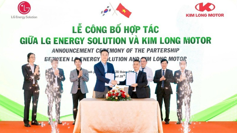 Đại diện Kim Long motor và LG Energy Solution tại lễ ký kết hợp tác. (Ảnh: KIM LONG)