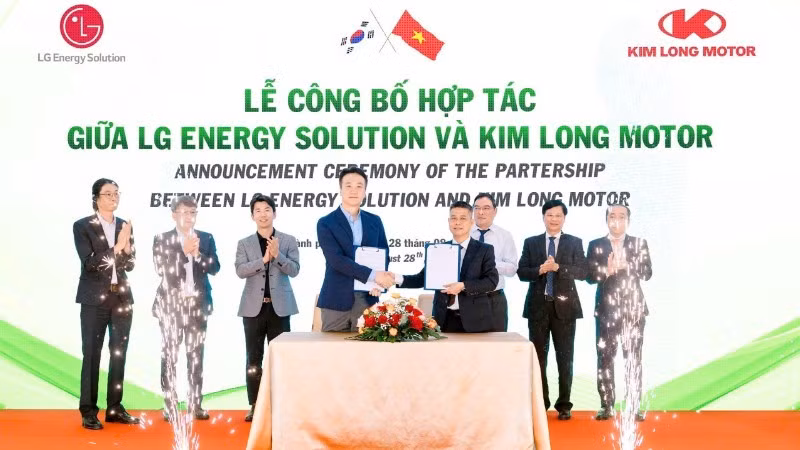 Đại diện Kim Long motor và LG Energy Solution tại lễ ký kết hợp tác. (Ảnh: KIM LONG)