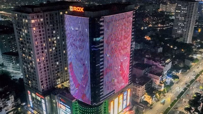 Tòa nhà Tập đoàn Rox tại Hà Nội khoác lên mình sắc hồng rực rỡ.