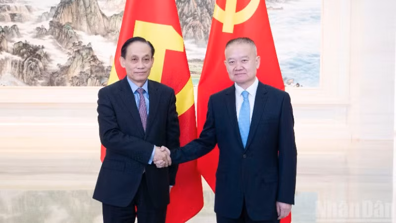 Đồng chí Lê Hoài Trung, Ủy viên Bộ Chính trị, Bí thư Đảng ủy, Bộ trưởng Ngoại giao, Đặc phái viên của Tổng Bí thư Tô Lâm với đồng chí Lưu Hải Tinh, Ủy viên Trung ương Đảng, Trưởng Ban Liên lạc Đối ngoại Trung ương Đảng Cộng sản Trung Quốc.