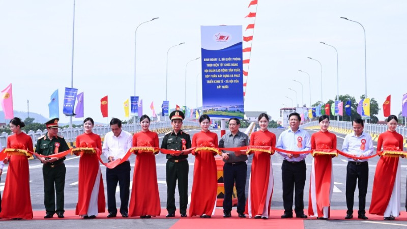 Thủ tướng Chính phủ Phạm Minh Chính cắt băng khánh thành cầu Phong Châu mới. (Ảnh: TRẦN HẢI) 