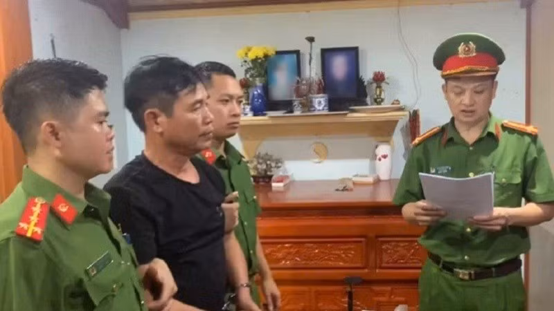 Cơ quan chức năng tống đạt, thi hành các quyết định đối với đối tượng Ngô Trí Cường.