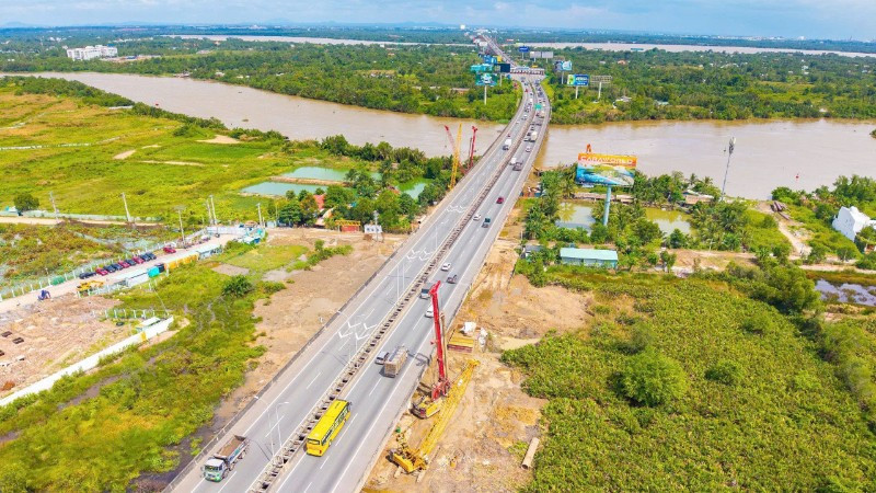 Dự án mở rộng đoạn cao tốc Thành phố Hồ Chí Minh-Long Thành được thực hiện theo công trình xây dựng khẩn cấp nhằm phục vụ kết nối giao thông giữa Cảng hàng không quốc tế Long Thành với Thành phố Hồ Chí Minh.