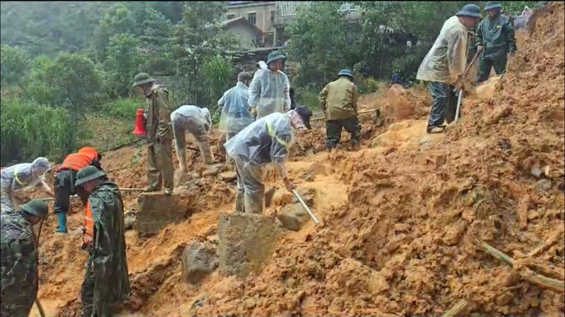 Lực lượng chức năng nỗ lực tìm kiếm 4 người mất tích do sạt lở đất tại xã Lũng Cú, tỉnh Tuyên Quang.