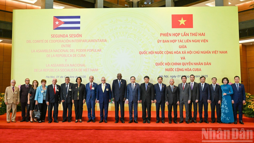 Chủ tịch Quốc hội Trần Thanh Mẫn và Chủ tịch Quốc hội Cuba Esteban Lazo Hernandez chụp ảnh lưu niệm với đại biểu hai nước dự phiên họp.