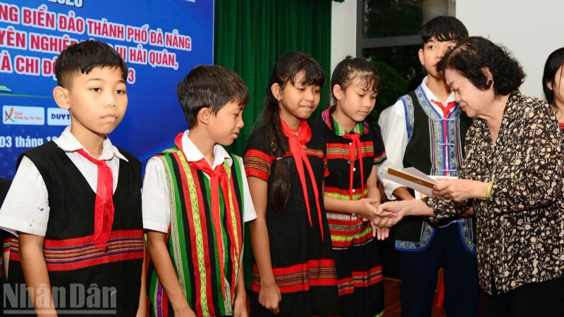 Bà Trương Mỹ Hoa, nguyên Bí thư Trung ương Đảng, nguyên Phó Chủ tịch nước, Chủ tịch Quỹ học bổng Vừ A Dính trao học bổng cho các em.